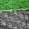 Dolna strona wykładziny sztucznej trawy Ascot, ukazująca bitumiczne podłoże i przepuszczalność wody.