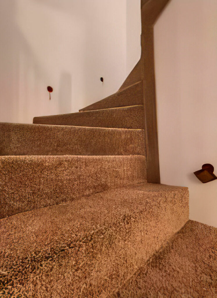 Schody pokryte grafitową wykładziną dywanową, widok z boku. Realizacja Luksus Dom.